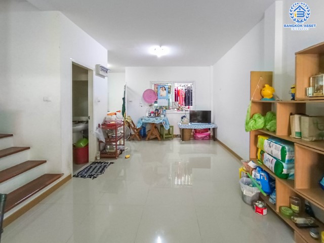 *****ทาวน์เฮ้าส์มือสองย่านนนทบุรี ม.พิบูลย์ ทาวน์โฮม พิบูลสงคราม เนื้อที่มากถึง 20.2 ตร.ว. ฟังก์ชัน 3 ห้องนอน 3 ห้องน้ำ 2 ที่จอดรถ แถมฟรี! 3 เครื่องปรับอากาศ บ้านหันทิศตะวันออกเฉียงเหนือ บนทำเลดี เพียง 10 นาทีก็ถึงรถไฟฟ้าสายสีม่วง "สถานีแยกติวานนท์"  ใกล้ทางด่วน "ศรีรัช-วงแหวนรอบนอก"